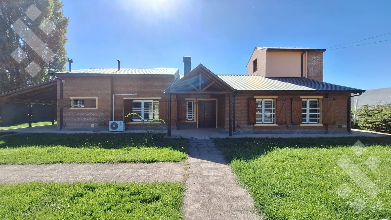 HOUSE FOR SALE IN THE KNUDSEN NEIGHBORHOOD