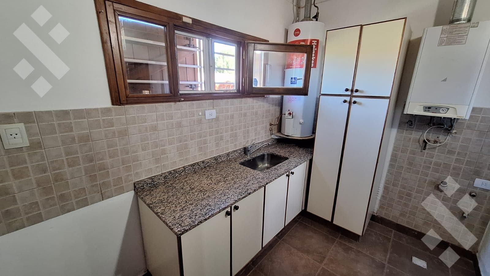HOUSE FOR SALE IN THE KNUDSEN NEIGHBORHOOD
