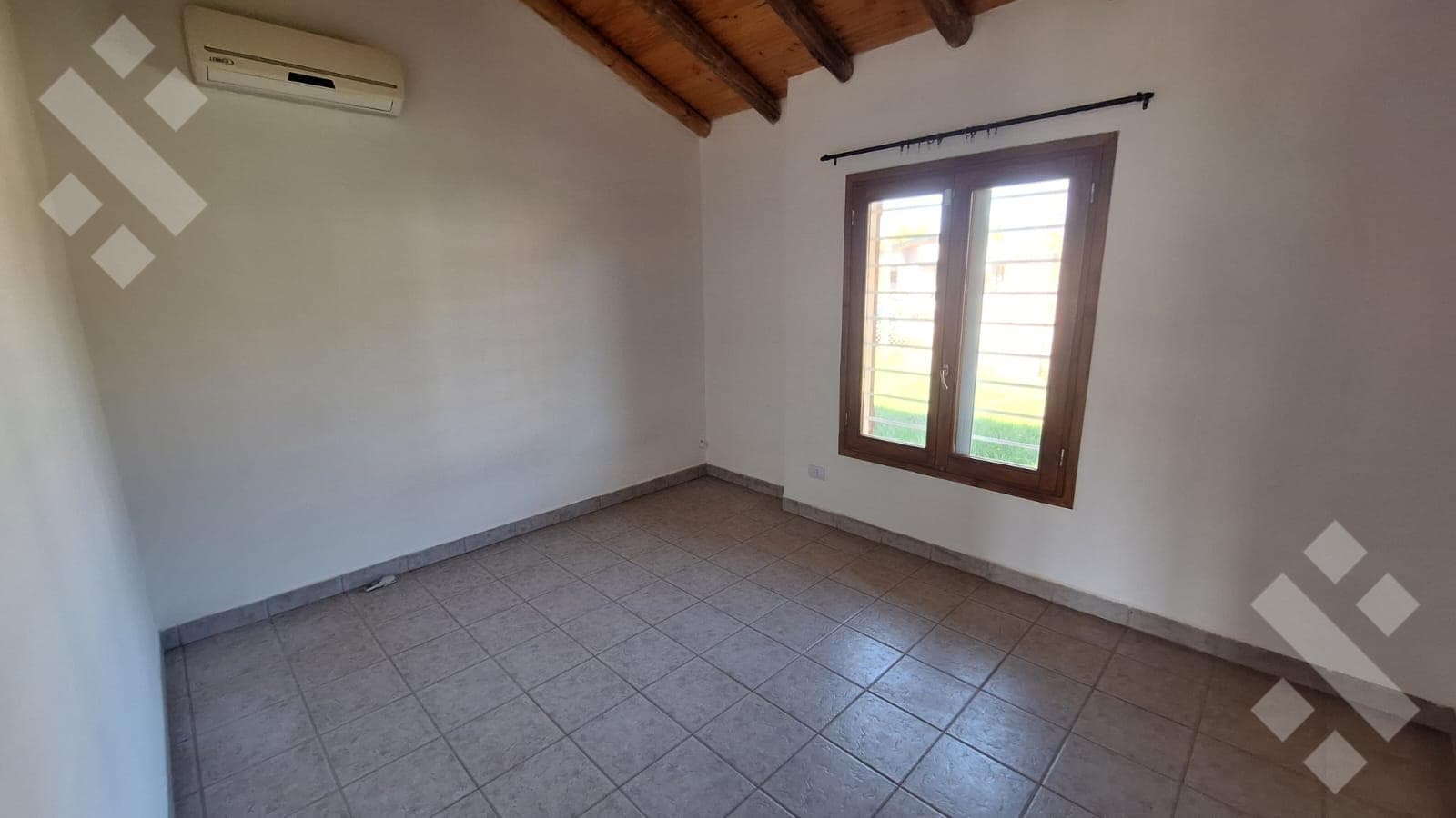 HOUSE FOR SALE IN THE KNUDSEN NEIGHBORHOOD