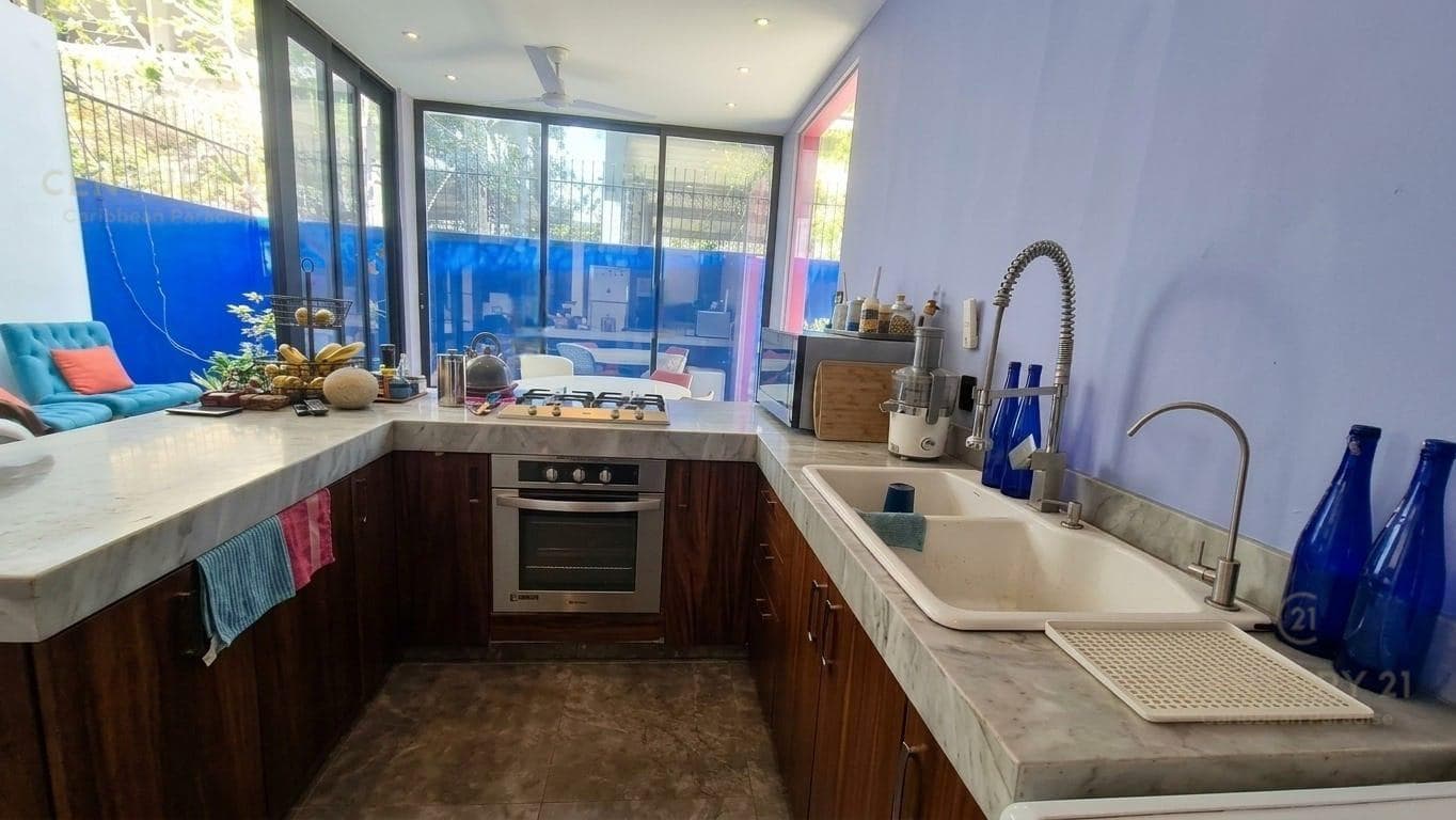 House for sale with extra land, a hot tub, and a private pool in Playa del Sol, Playa del Carmen P4568