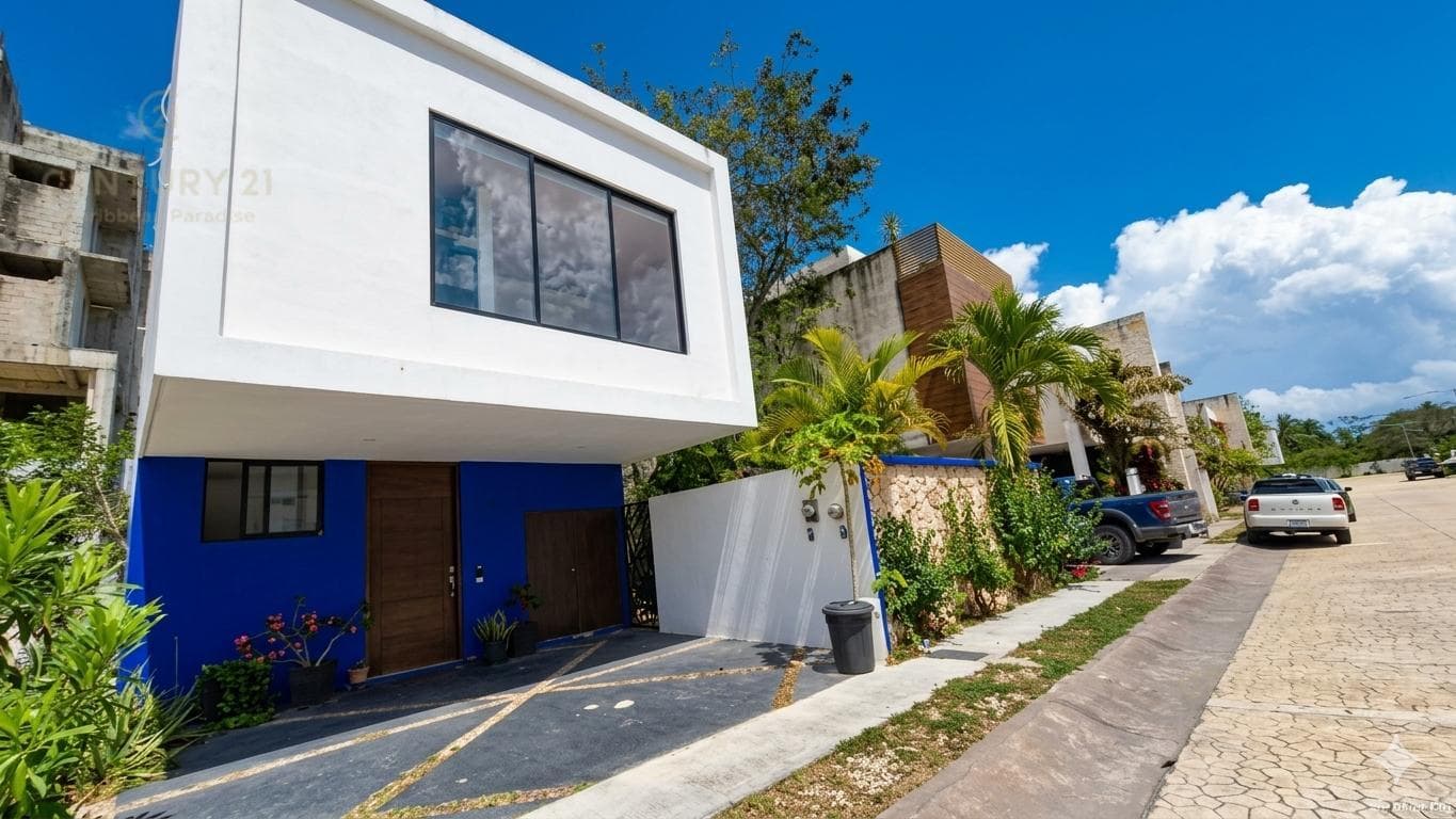 House for sale with extra land, a hot tub, and a private pool in Playa del Sol, Playa del Carmen P4568