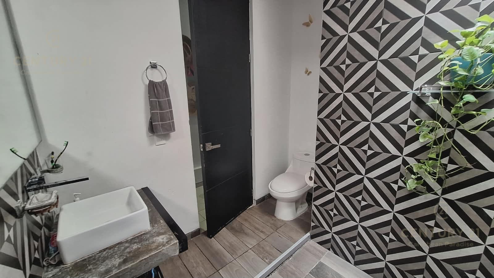 House for sale with extra land, a hot tub, and a private pool in Playa del Sol, Playa del Carmen P4568