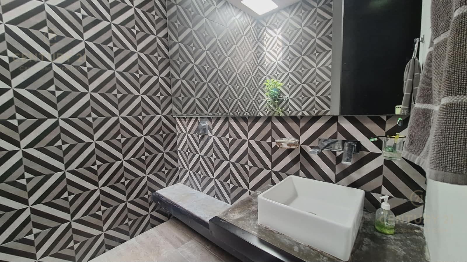 House for sale with extra land, a hot tub, and a private pool in Playa del Sol, Playa del Carmen P4568