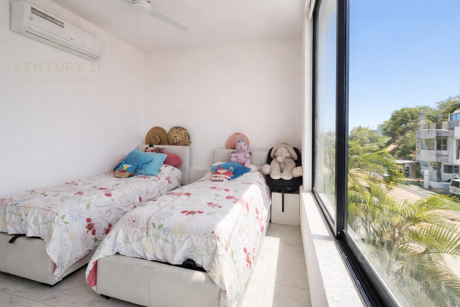 House for sale with extra land, a hot tub, and a private pool in Playa del Sol, Playa del Carmen P4568