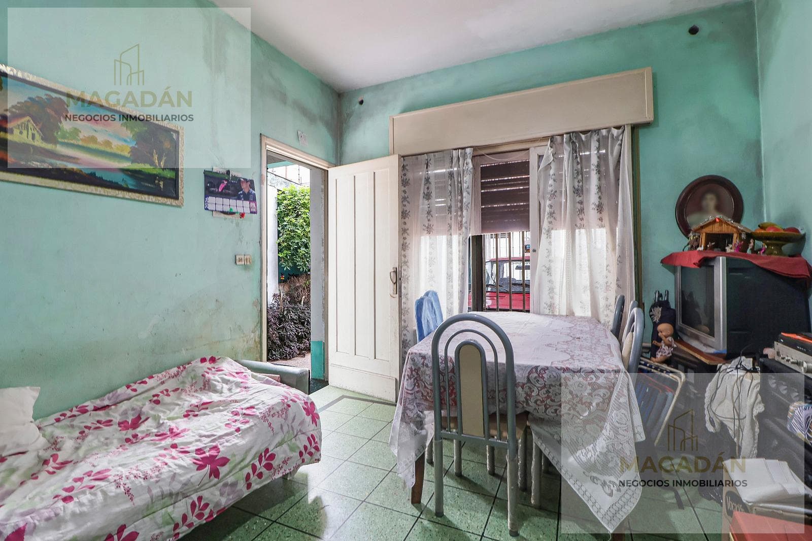 House for Sale: 3 bedrooms, 2 parking spaces in front, front and back yards—Caseros—Will Consider Trade—Qualifies for Financing