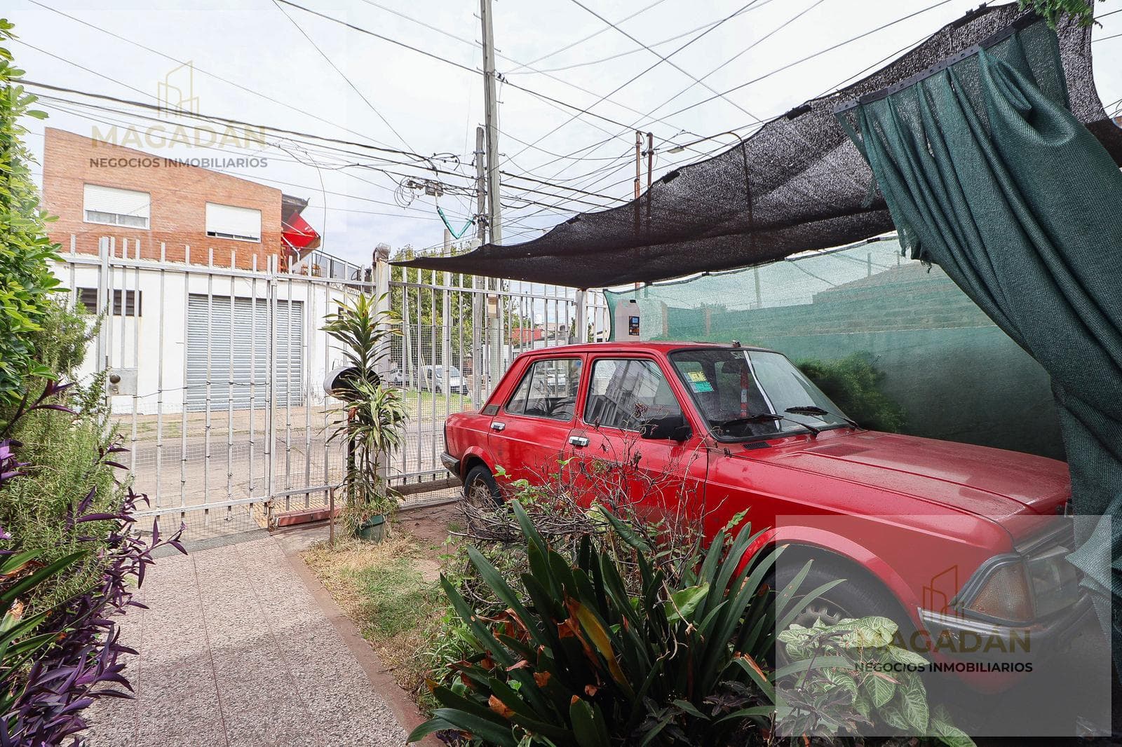 House for Sale: 3 bedrooms, 2 parking spaces in front, front and back yards—Caseros—Will Consider Trade—Qualifies for Financing