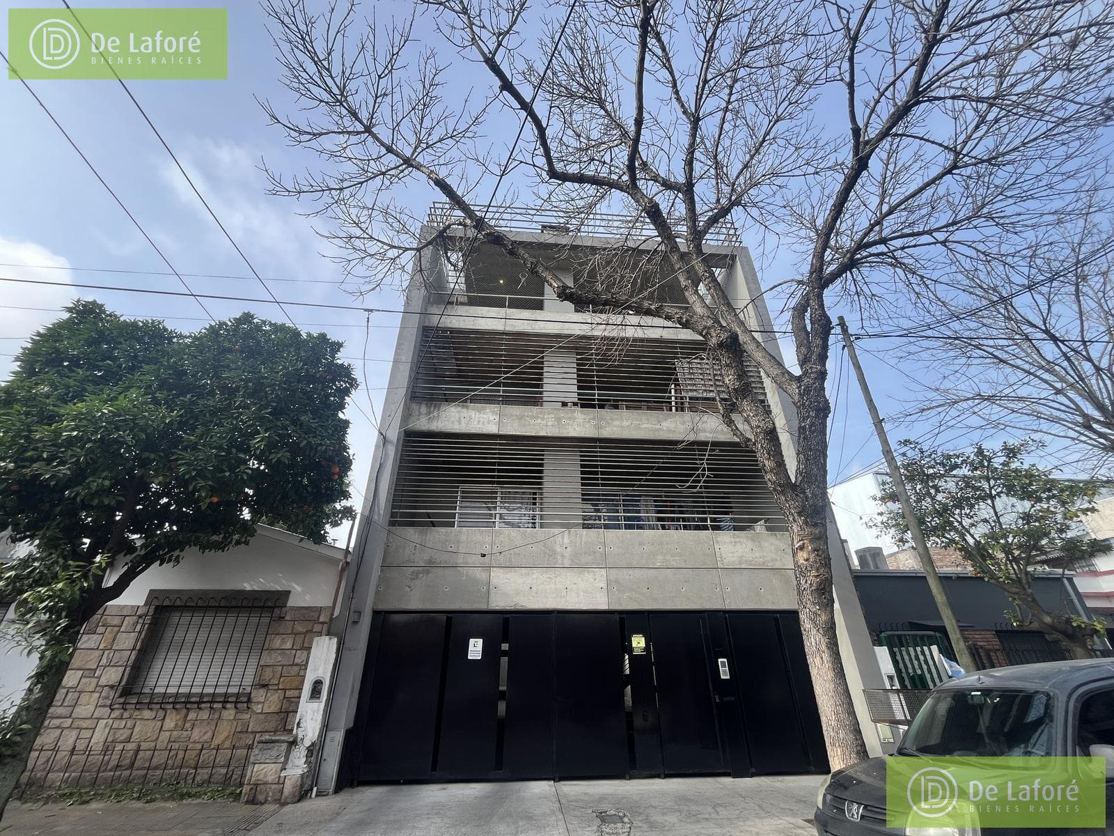 For Sale - 2-room apartment in Victoria with a balcony and a parking space