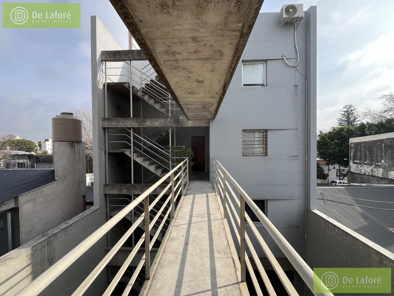 For Sale - 2-room apartment in Victoria with a balcony and a parking space