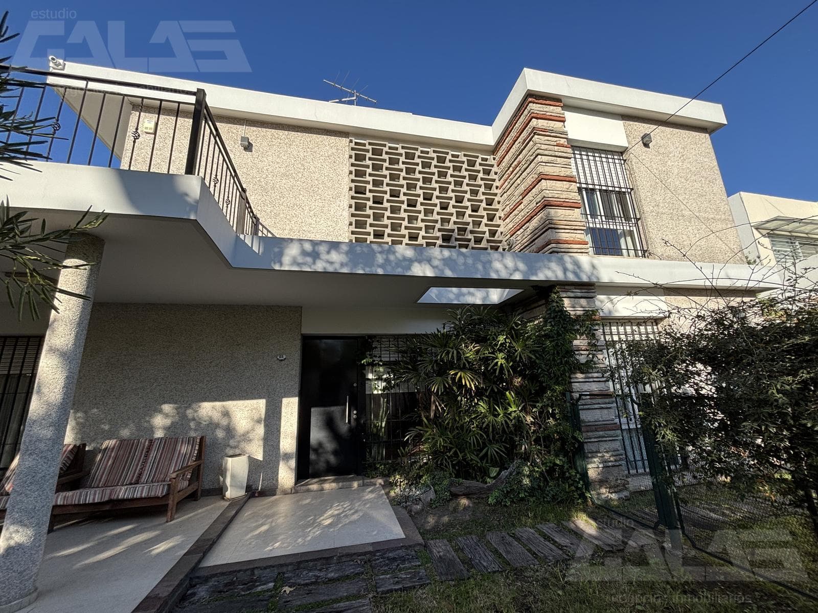 HOUSE | 6 ROOMS | MORTGAGE-ELIGIBLE | GARDEN | 3 PARKING SPACES | NORTH ITUZAINGÓ