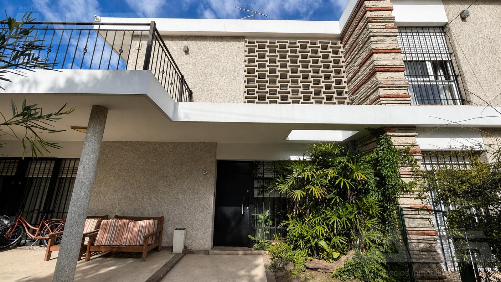 HOUSE | 6 ROOMS | MORTGAGE-ELIGIBLE | GARDEN | 3 PARKING SPACES | NORTH ITUZAINGÓ