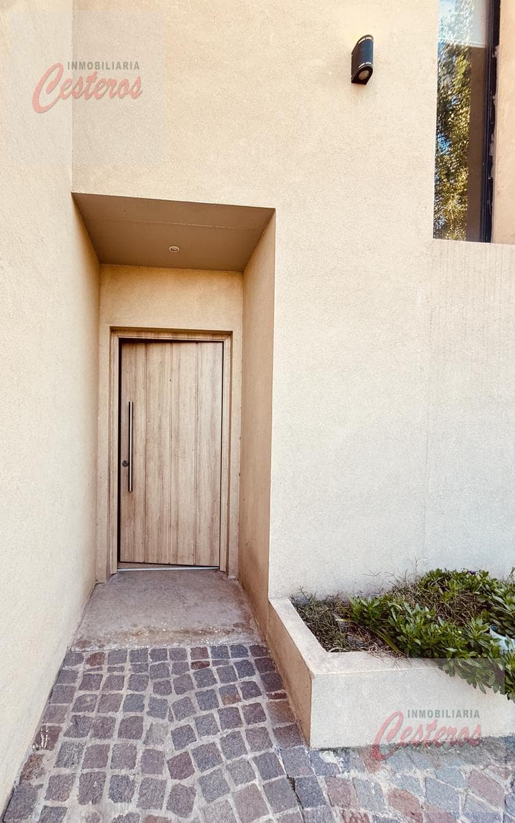 House for sale at 251 Martín Jorge Guise Street, between Santa Fe and Tucumán