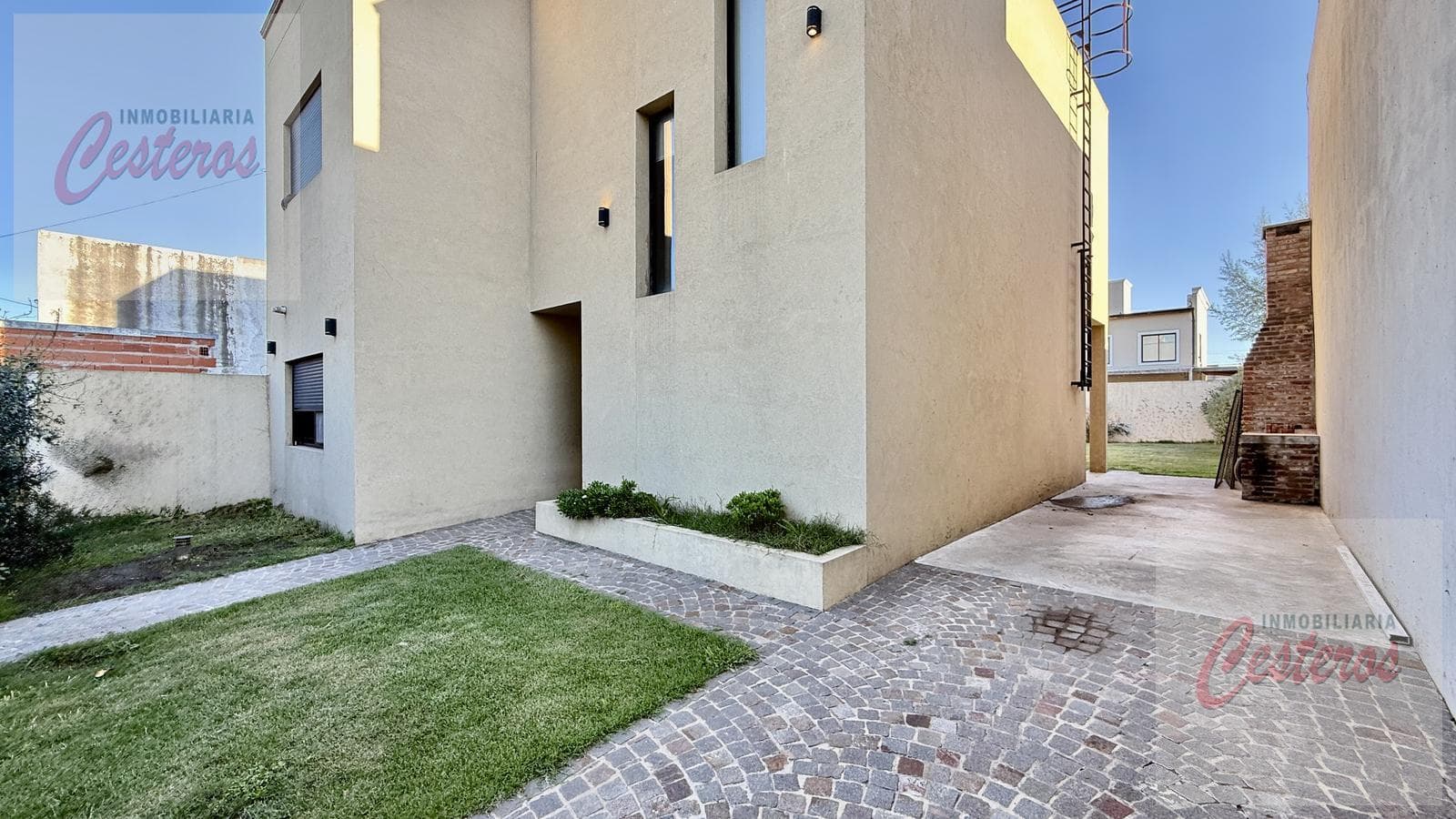 House for sale at 251 Martín Jorge Guise Street, between Santa Fe and Tucumán