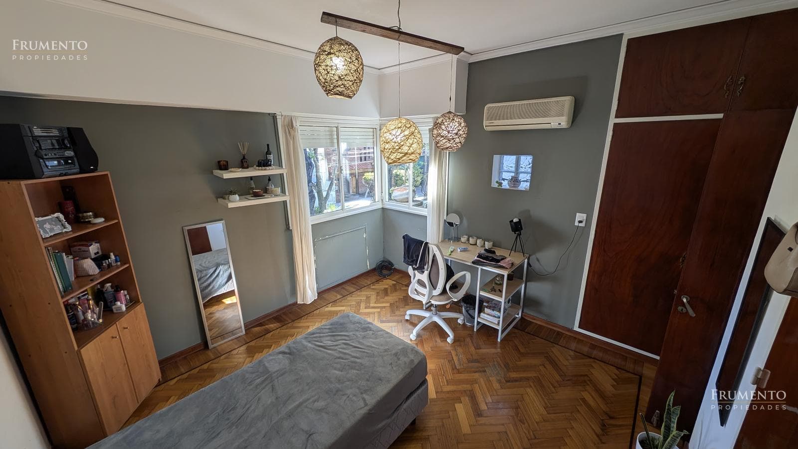 5-Room House with Garden and Pool in Florida, Just a Few Meters from Maipu Avenue