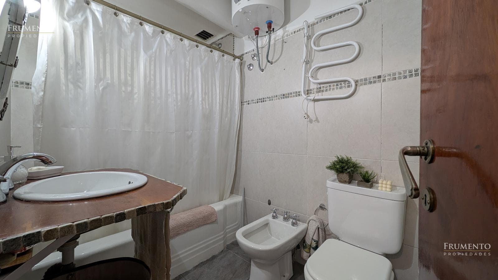5-Room House with Garden and Pool in Florida, Just a Few Meters from Maipu Avenue