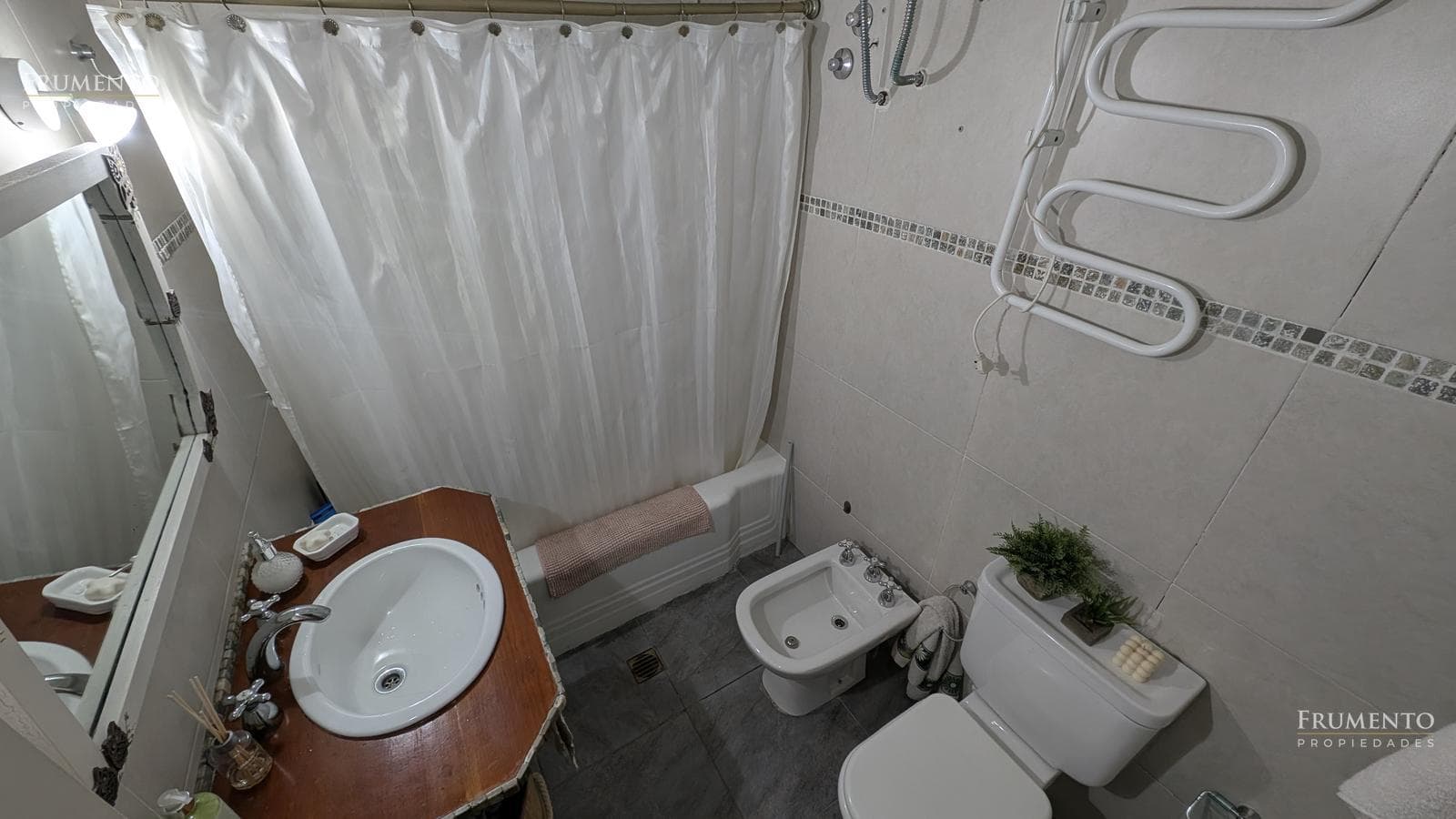 5-Room House with Garden and Pool in Florida, Just a Few Meters from Maipu Avenue