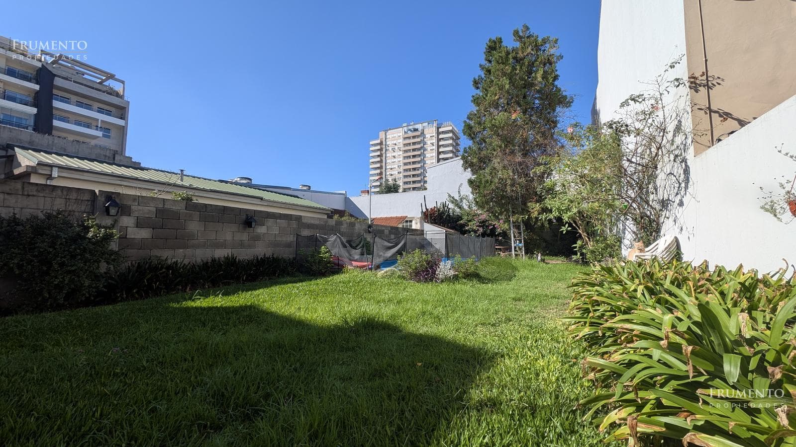 5-Room House with Garden and Pool in Florida, Just a Few Meters from Maipu Avenue