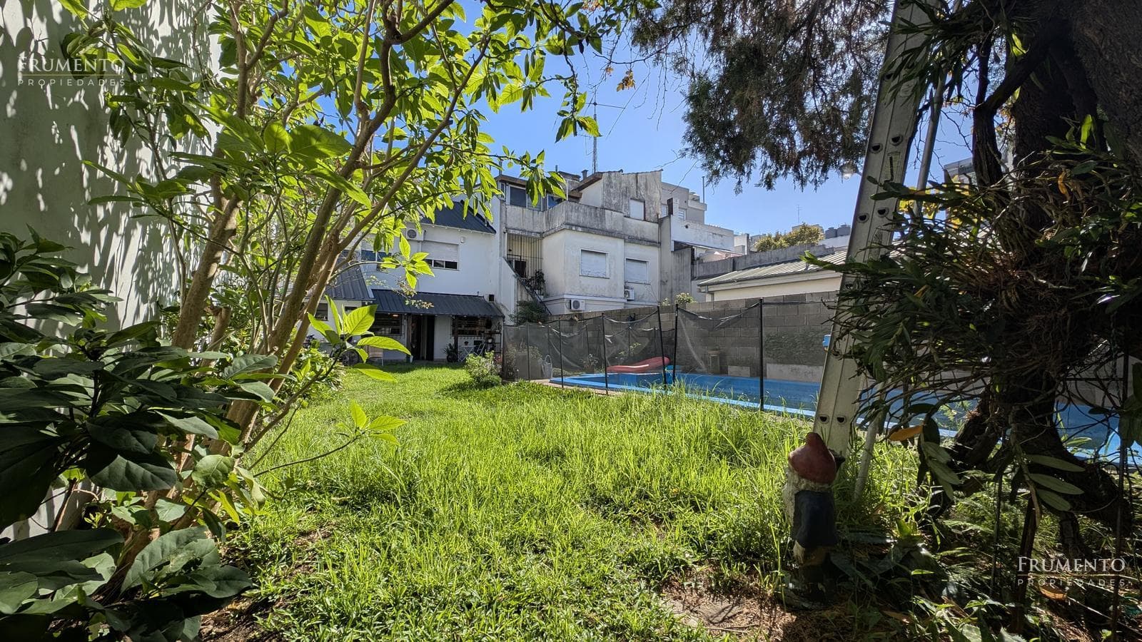 5-Room House with Garden and Pool in Florida, Just a Few Meters from Maipu Avenue
