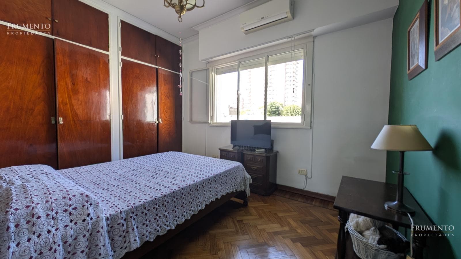 5-Room House with Garden and Pool in Florida, Just a Few Meters from Maipu Avenue