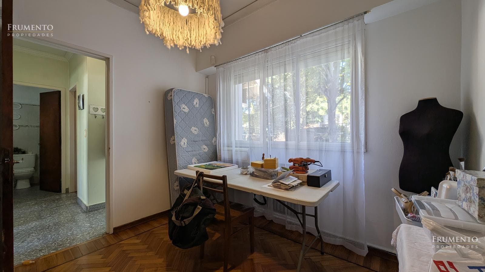 5-Room House with Garden and Pool in Florida, Just a Few Meters from Maipu Avenue