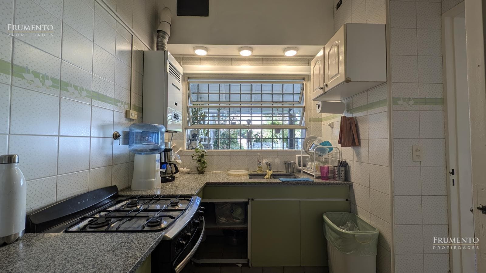 5-Room House with Garden and Pool in Florida, Just a Few Meters from Maipu Avenue