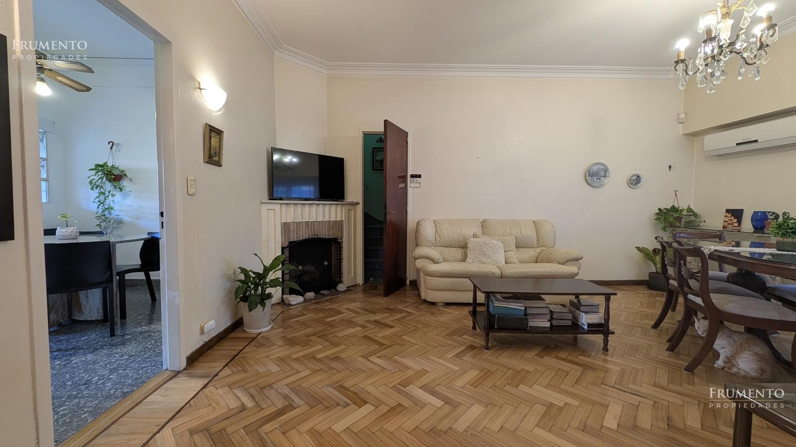 5-Room House with Garden and Pool in Florida, Just a Few Meters from Maipu Avenue