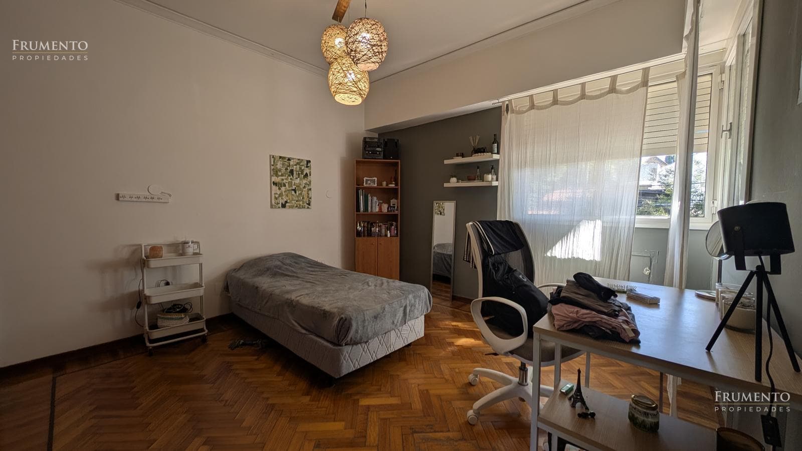 5-Room House with Garden and Pool in Florida, Just a Few Meters from Maipu Avenue