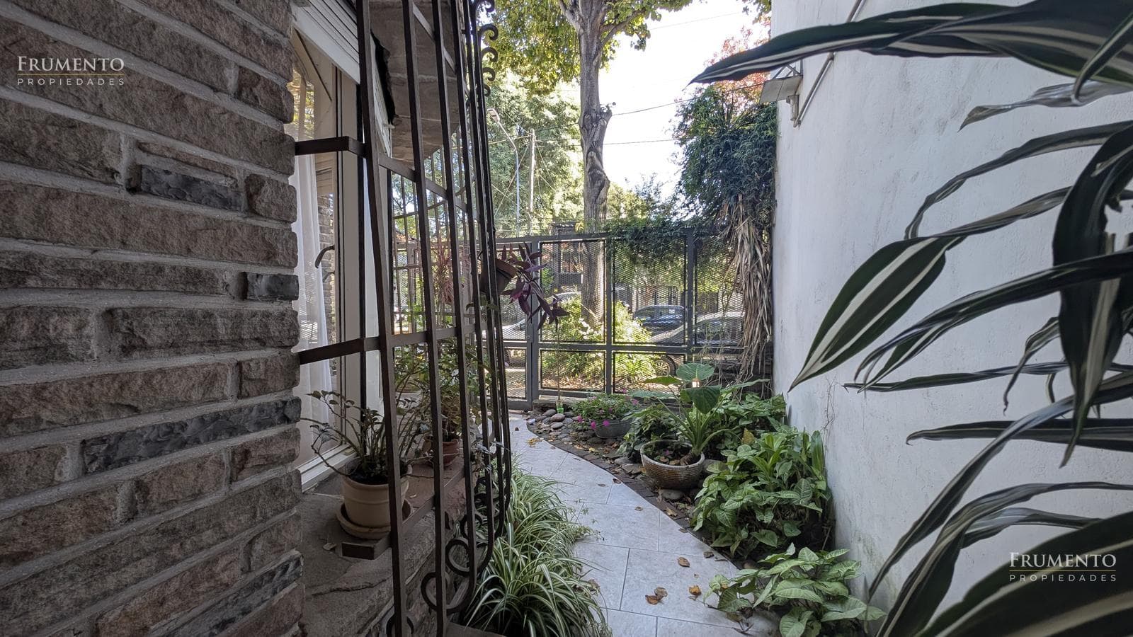 5-Room House with Garden and Pool in Florida, Just a Few Meters from Maipu Avenue