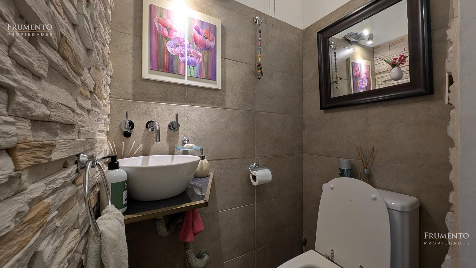 5-Room House with Garden and Pool in Florida, Just a Few Meters from Maipu Avenue