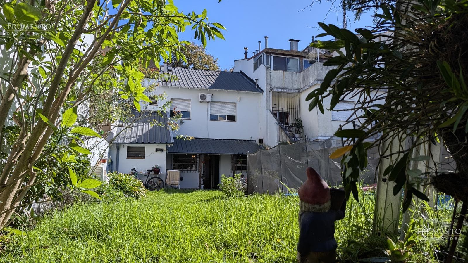 5-Room House with Garden and Pool in Florida, Just a Few Meters from Maipu Avenue