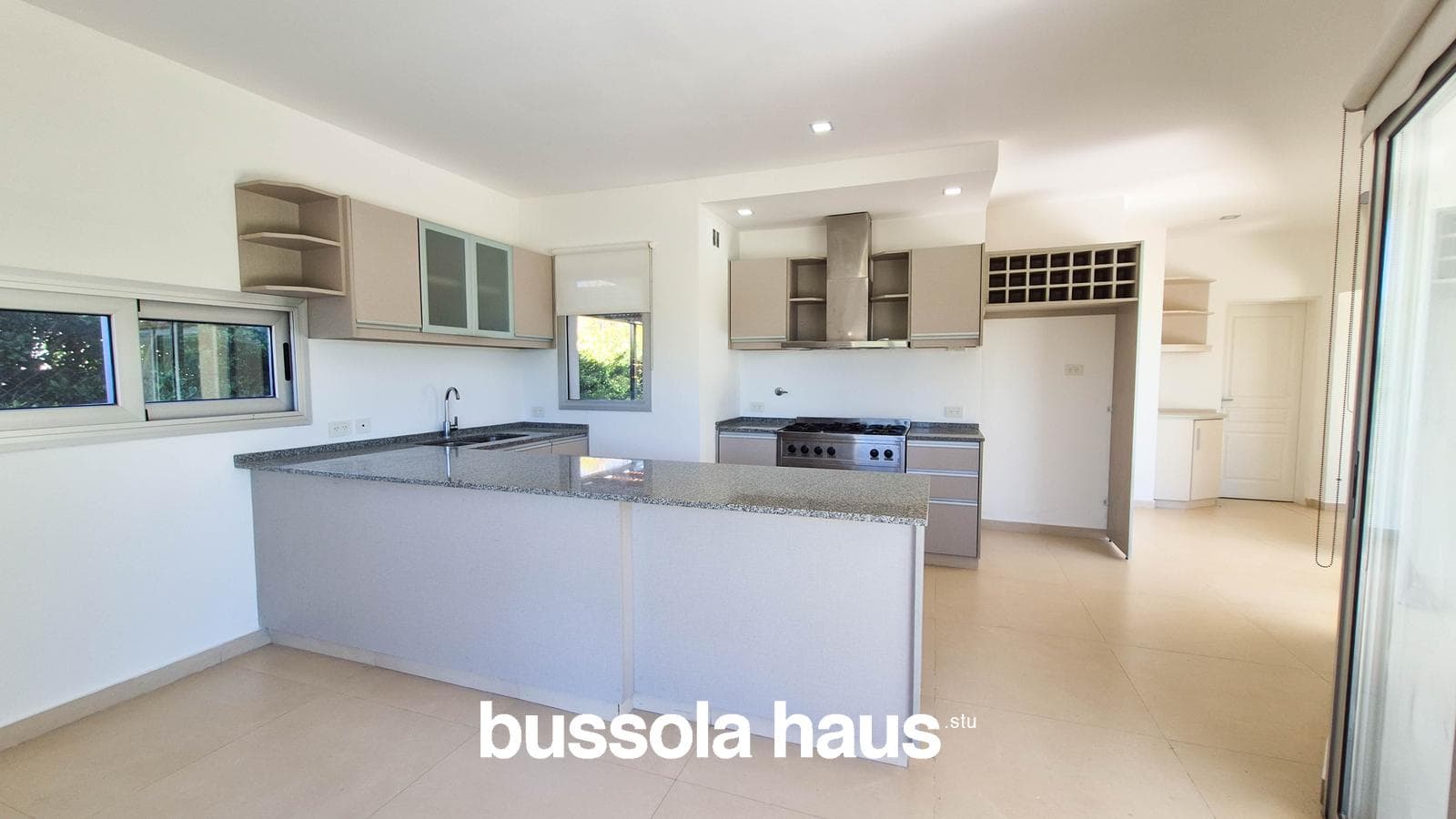 3-Bedroom Lakefront House in El Canton Islas