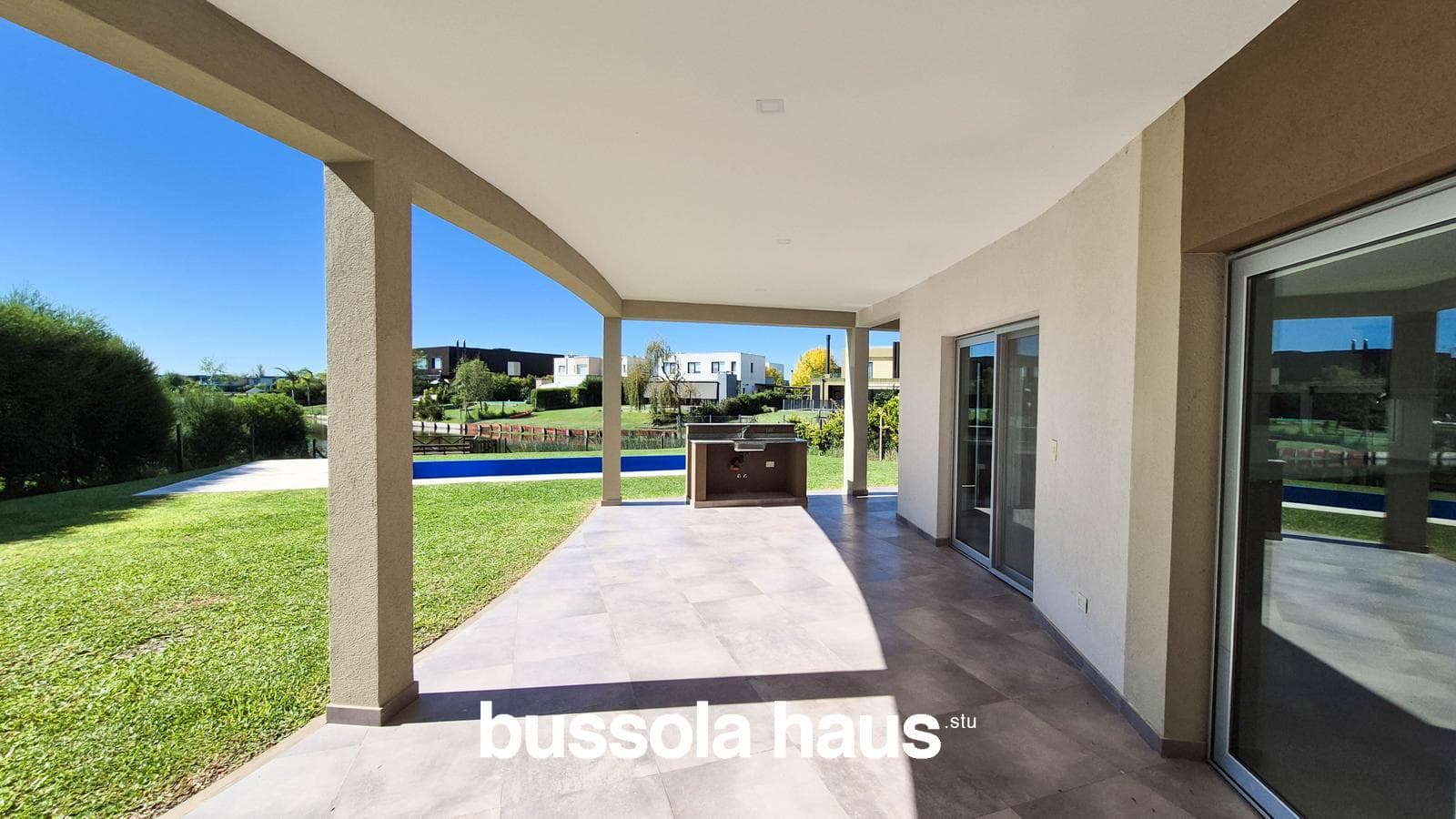 3-Bedroom Lakefront House in El Canton Islas