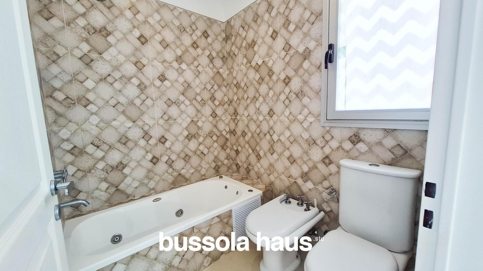 3-Bedroom Lakefront House in El Canton Islas