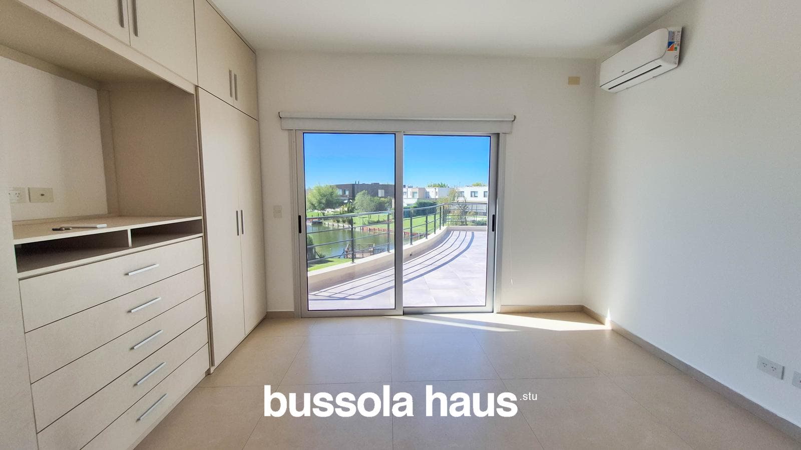 3-Bedroom Lakefront House in El Canton Islas