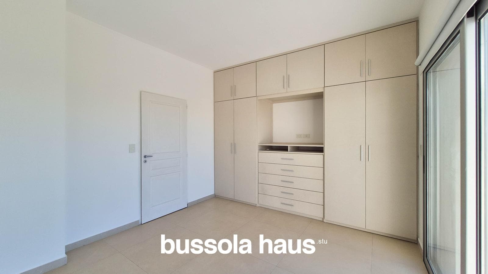 3-Bedroom Lakefront House in El Canton Islas