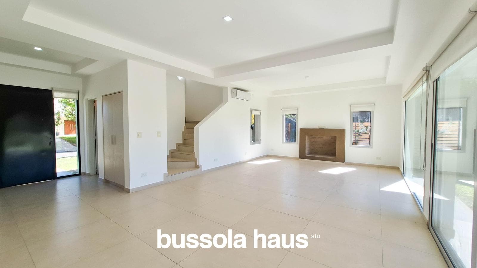 3-Bedroom Lakefront House in El Canton Islas