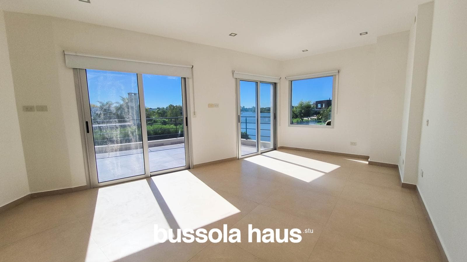 3-Bedroom Lakefront House in El Canton Islas