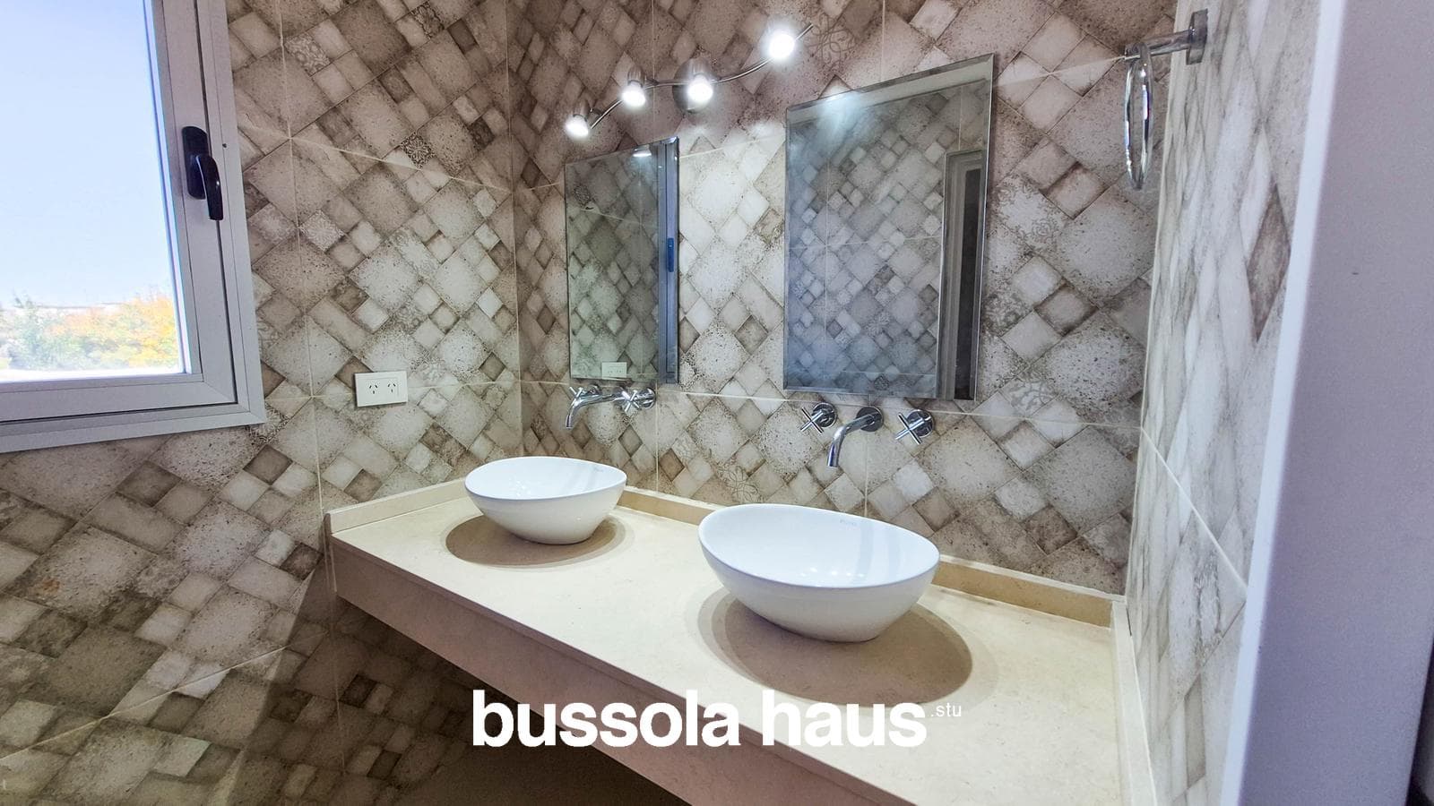3-Bedroom Lakefront House in El Canton Islas