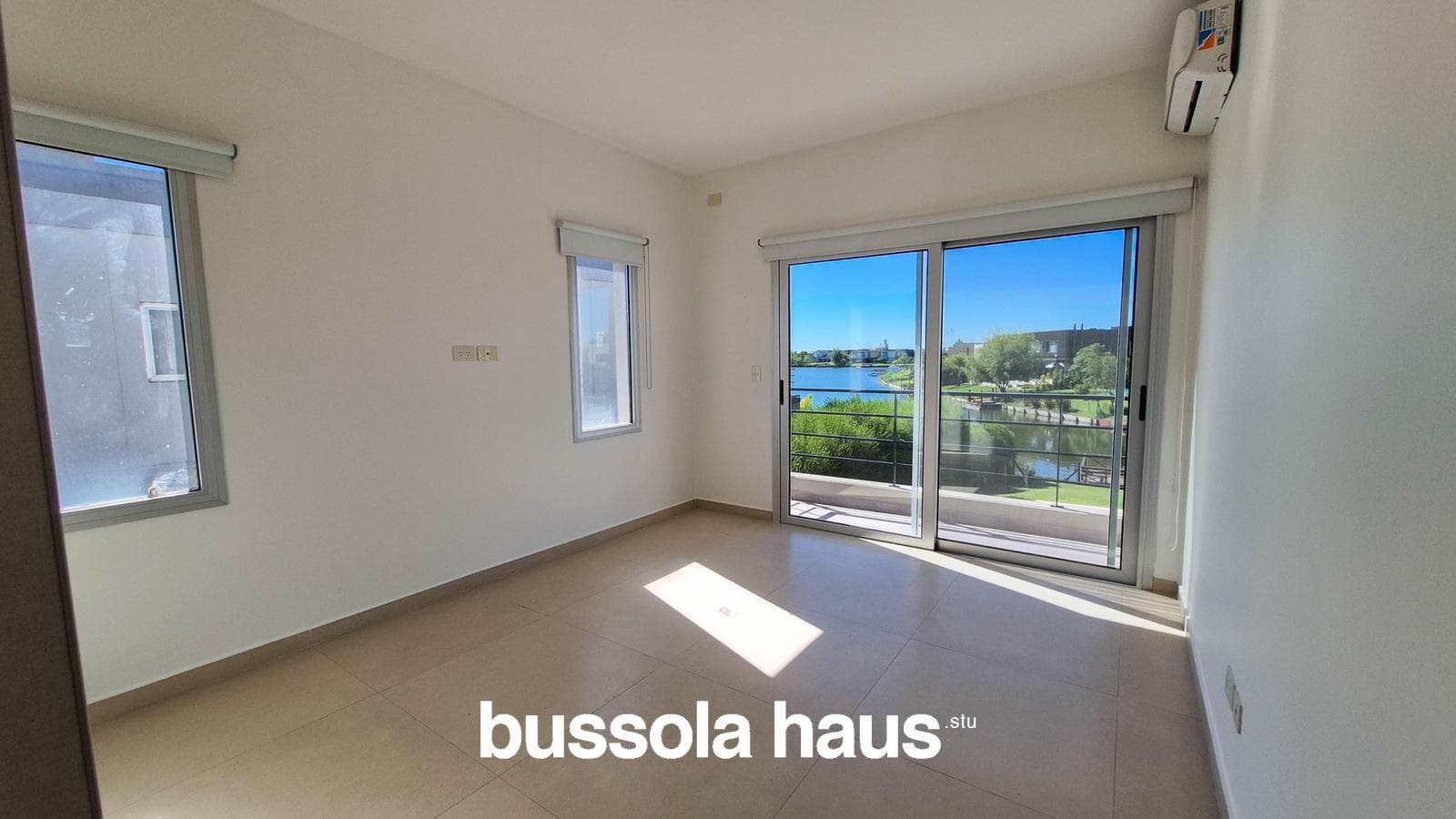3-Bedroom Lakefront House in El Canton Islas