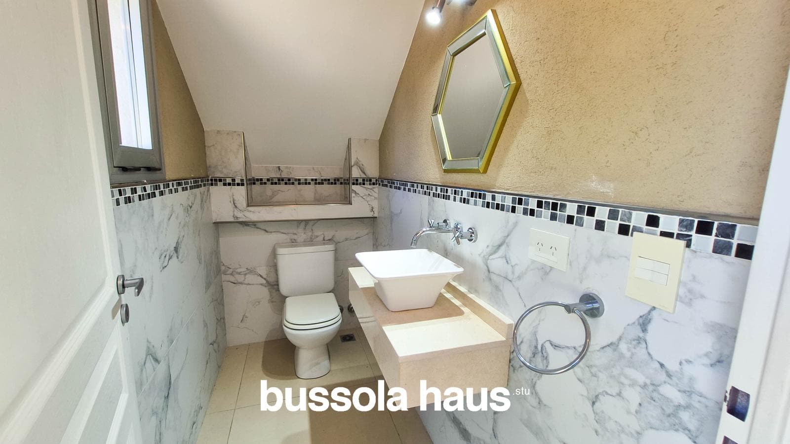 3-Bedroom Lakefront House in El Canton Islas