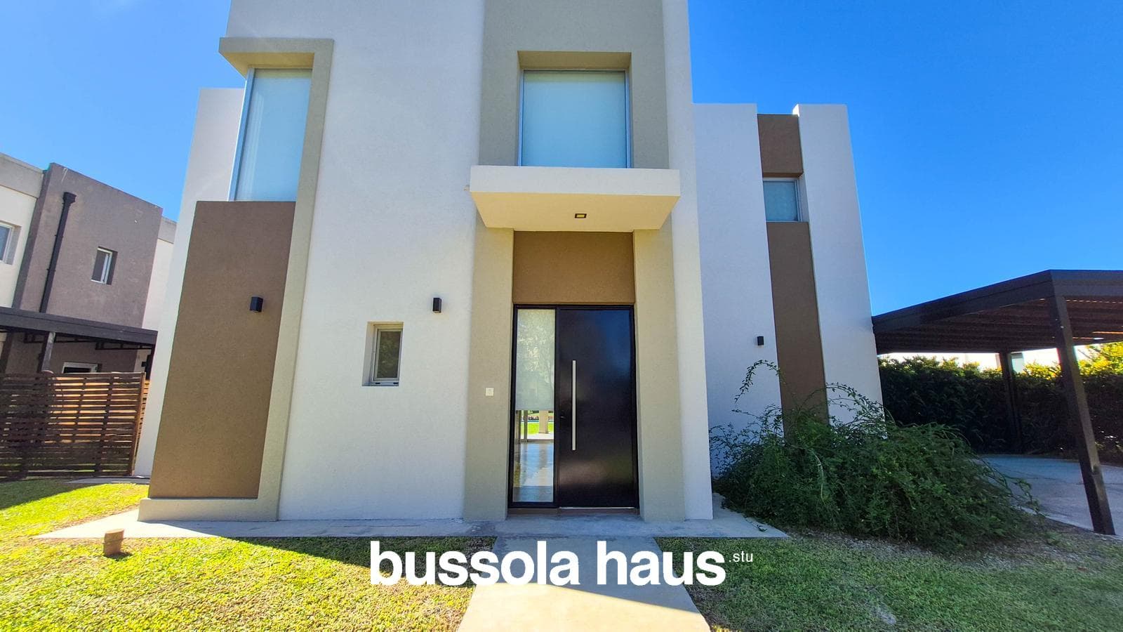 3-Bedroom Lakefront House in El Canton Islas
