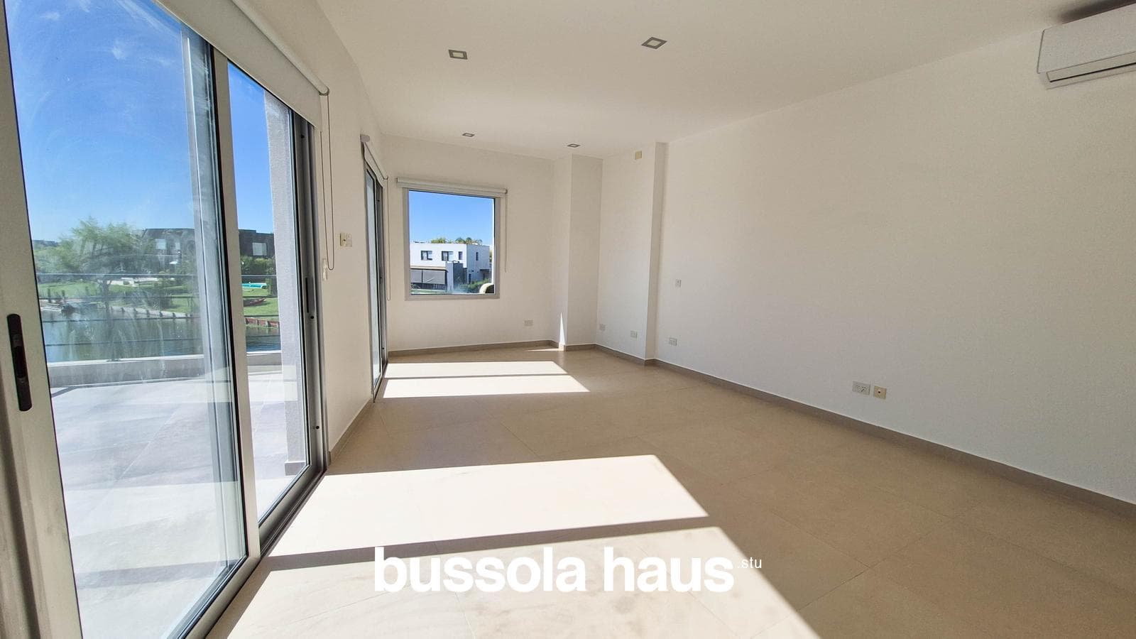 3-Bedroom Lakefront House in El Canton Islas