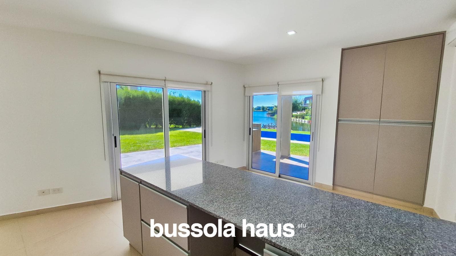 3-Bedroom Lakefront House in El Canton Islas