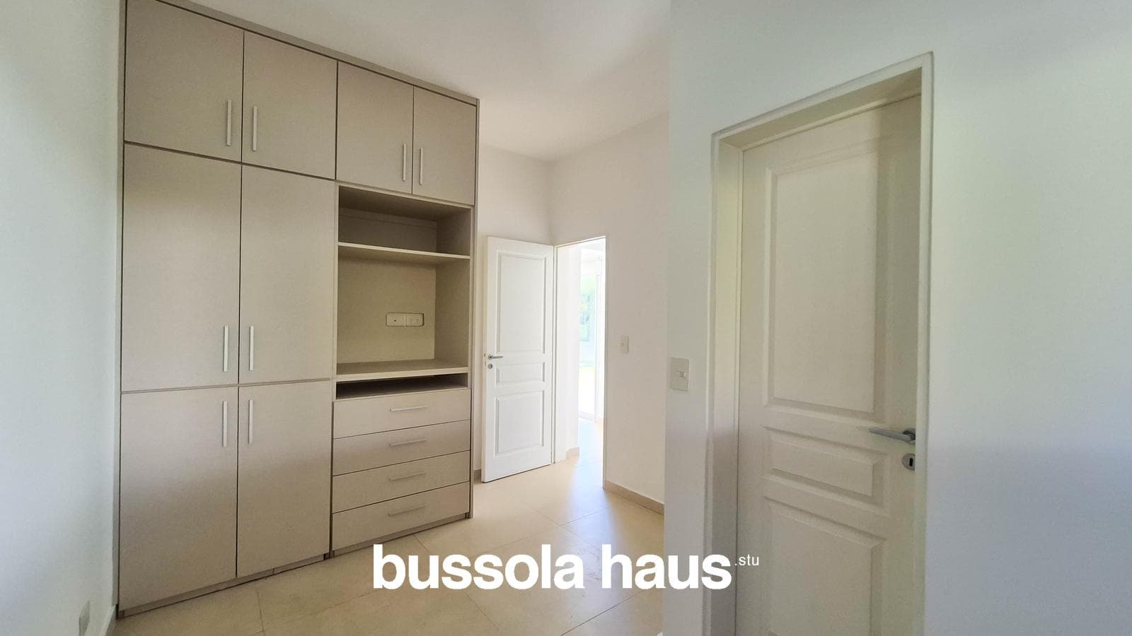 3-Bedroom Lakefront House in El Canton Islas