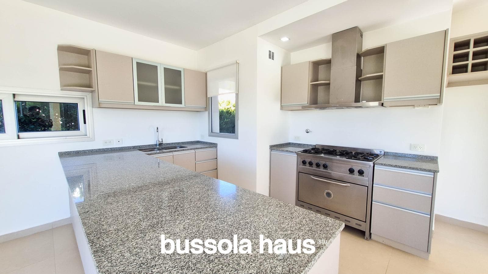 3-Bedroom Lakefront House in El Canton Islas