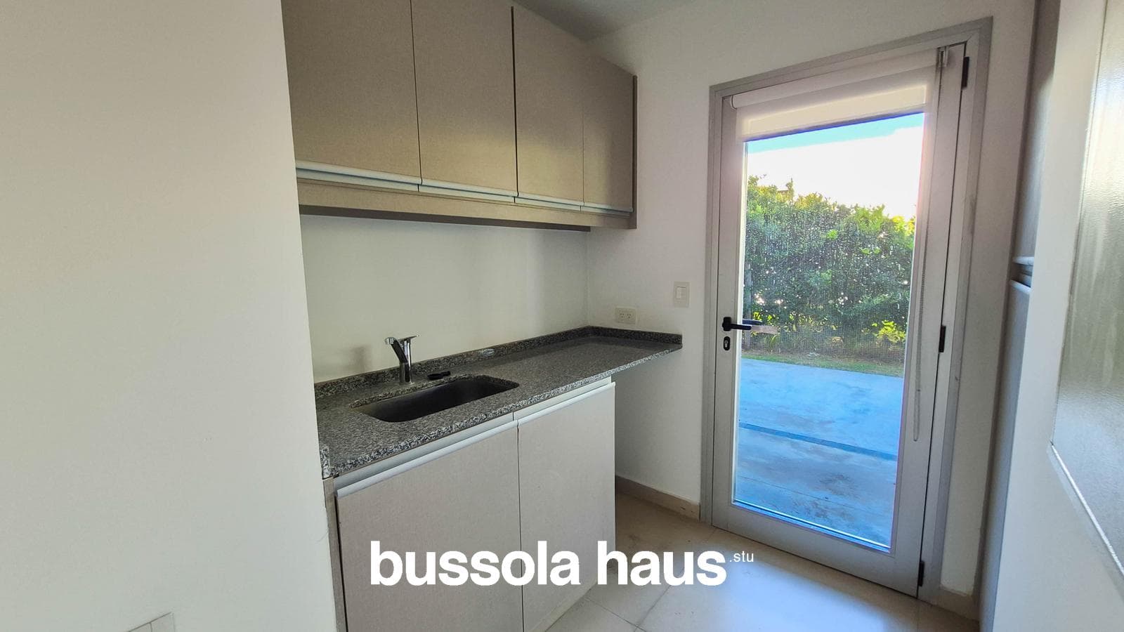 3-Bedroom Lakefront House in El Canton Islas