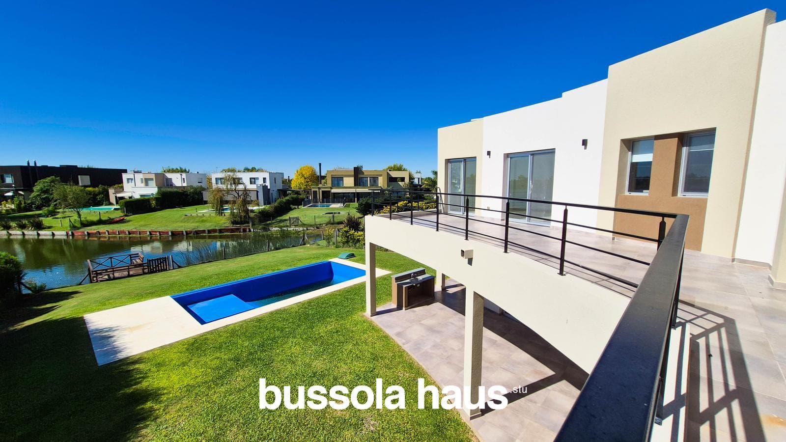 3-Bedroom Lakefront House in El Canton Islas
