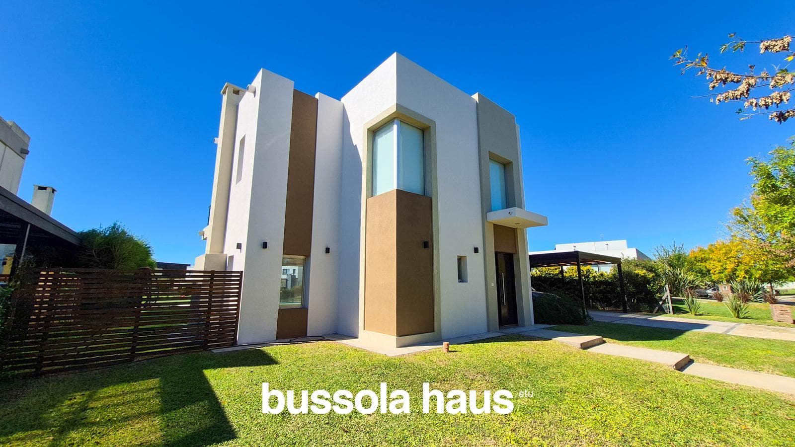 3-Bedroom Lakefront House in El Canton Islas