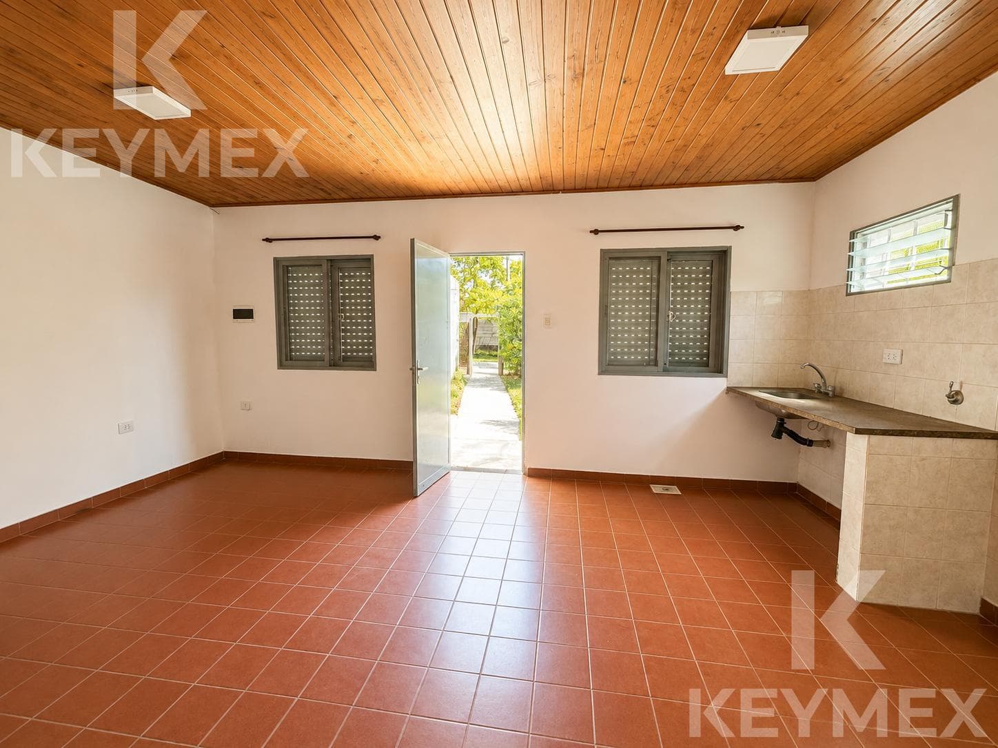 House for Sale with Garage in Los Hornos