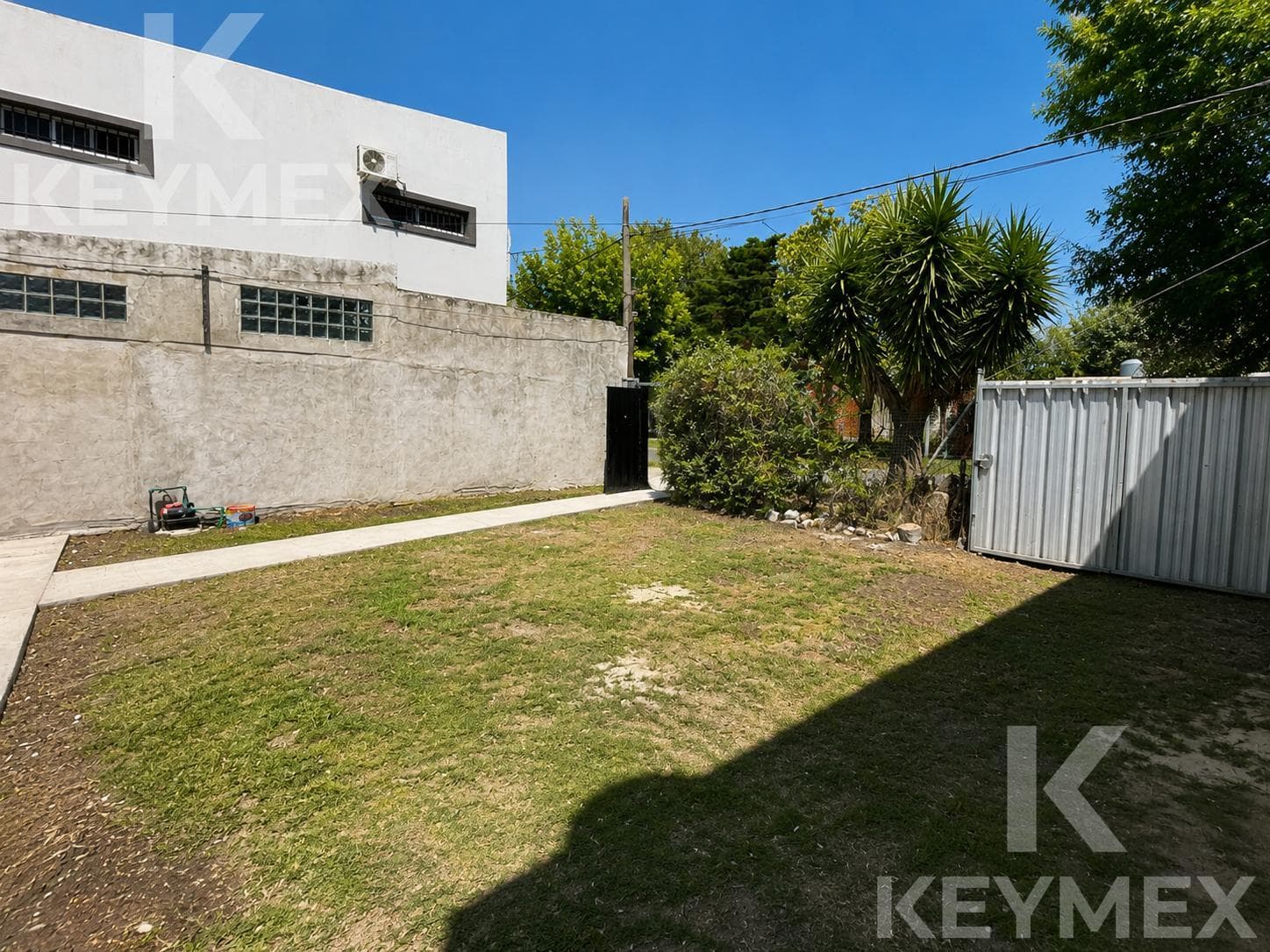 House for Sale with Garage in Los Hornos