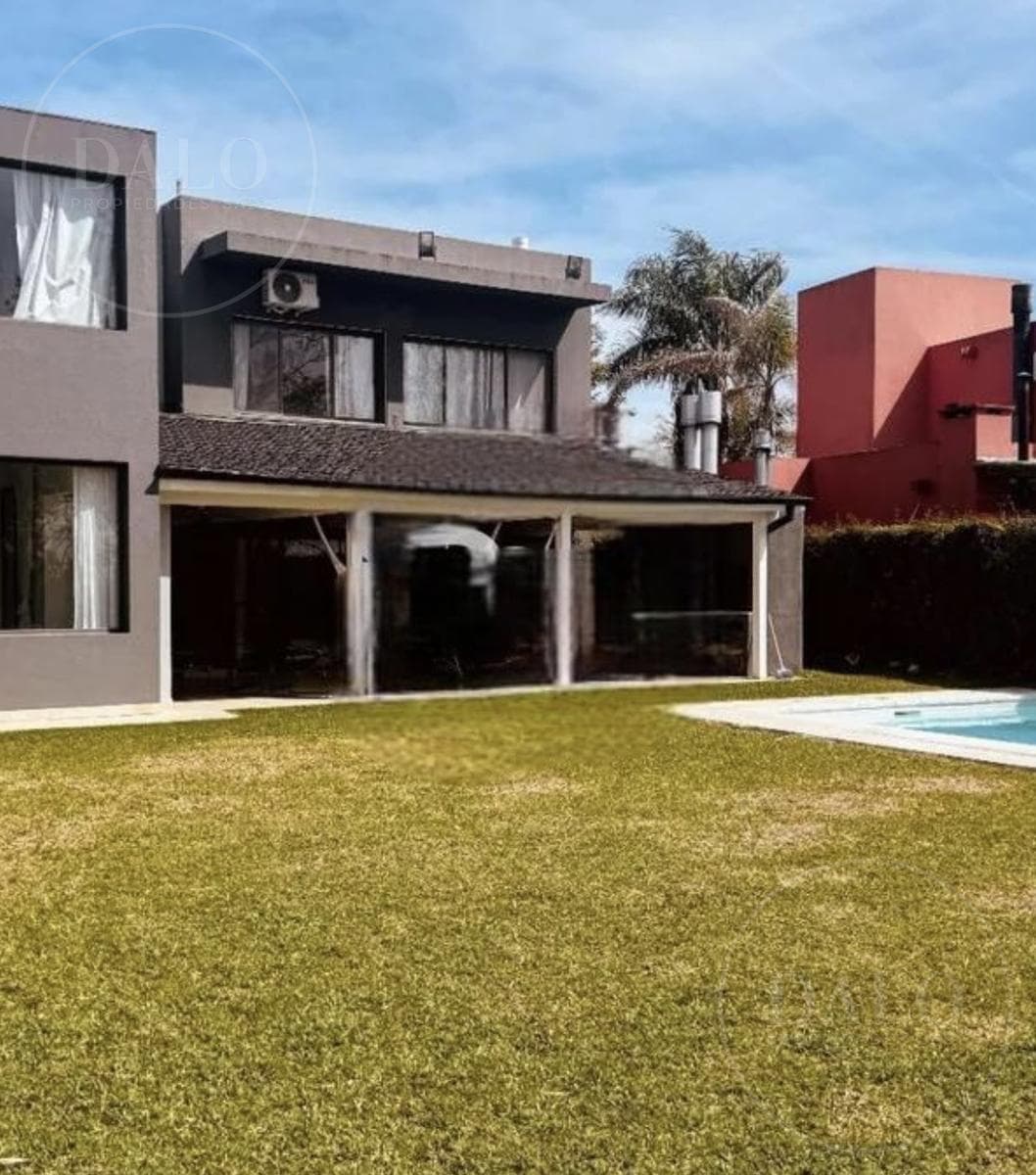 House in San Isidro Labrador, Near the Golf Course and Lake